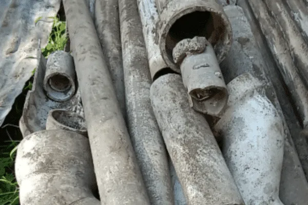 Operatori durante la rimozione di amianto in Campania