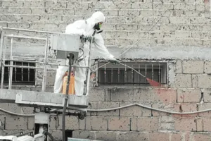 Lastre di eternit pronte per lo smaltimento
